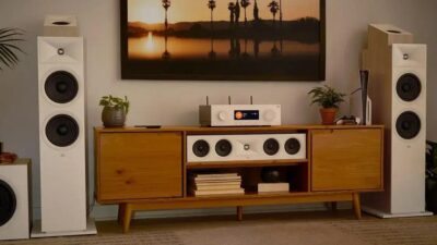 A palavra-chave com base no título do artigo em inglês "I just tried JBL's new Modern Audio receiver and speakers — this is stunning" é "Receptor de Áudio e Alto-falantes Modernos da JBL".