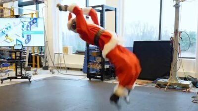 Boston Dynamics, robô Atlas, backflip, Santa suit.