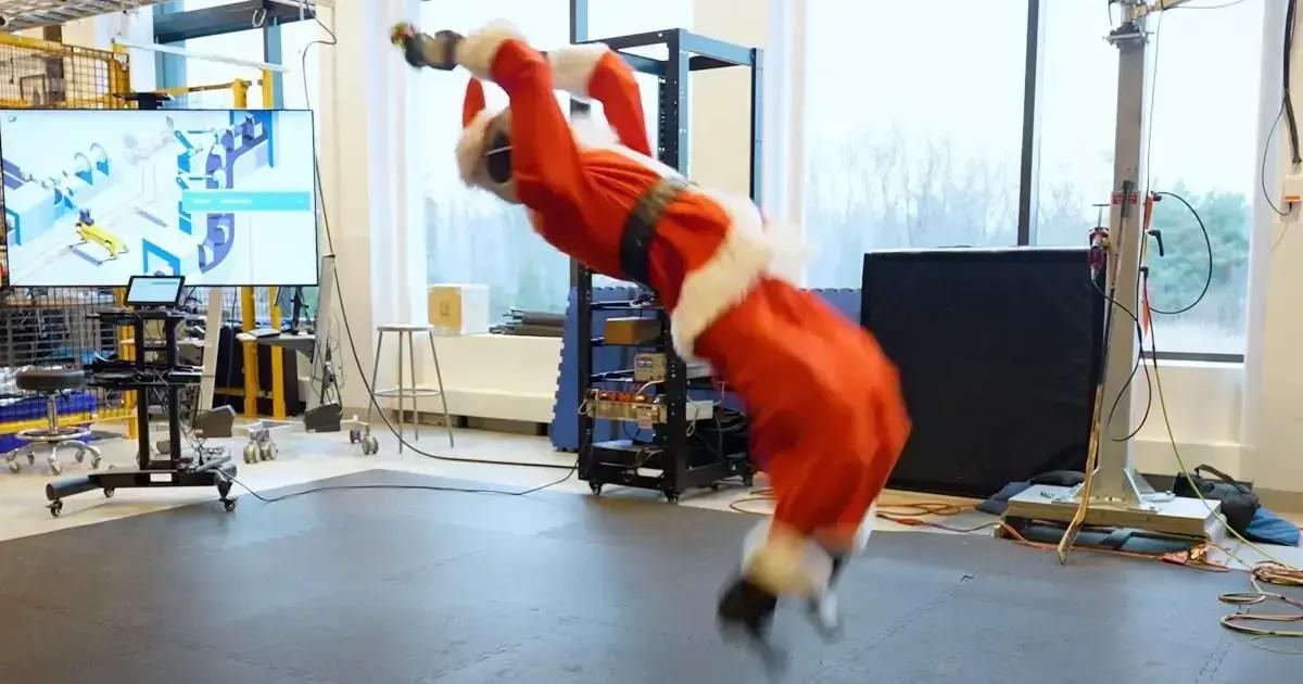 Boston Dynamics, robô Atlas, backflip, Santa suit.