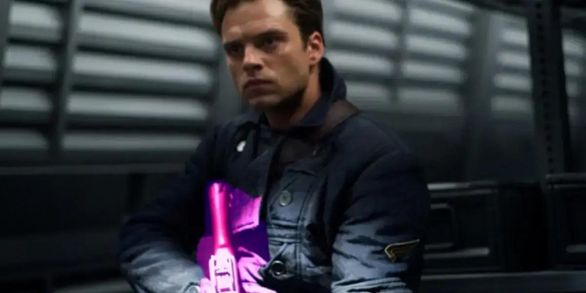 Bucky Barnes com arma mágica