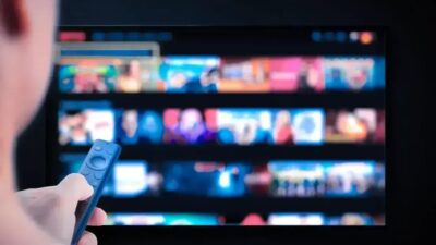 Mais da metade dos brasileiros acessa a internet pela TV conectada em 2024