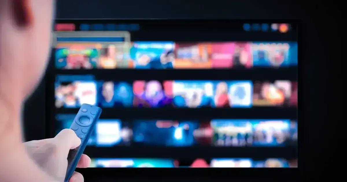 Mais da metade dos brasileiros acessa a internet pela TV conectada em 2024