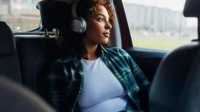 Como a sua playlist pode ajudar a reduzir o enjoo em viagens de carro