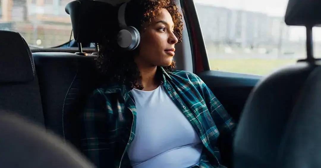Como a sua playlist pode ajudar a reduzir o enjoo em viagens de carro