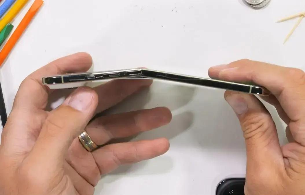 Executivos da Apple testam a resistência do iPhone Air