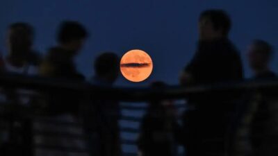 Eclipse lunar total, conhecido como Lua de Sangue, ocorre neste domingo (7)