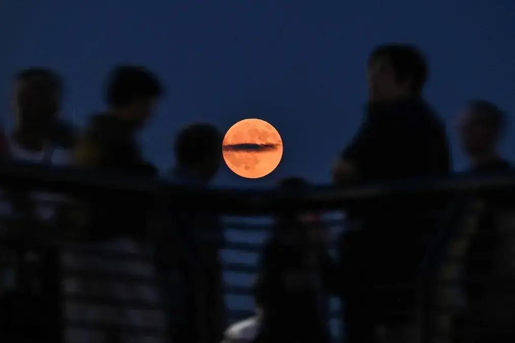 Eclipse lunar total, conhecido como Lua de Sangue, ocorre neste domingo (7)
