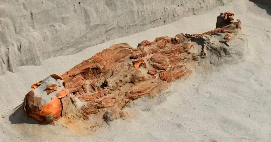 Esqueletos com mãos e pescoços amarrados são descobertos por arqueólogos no Peru
