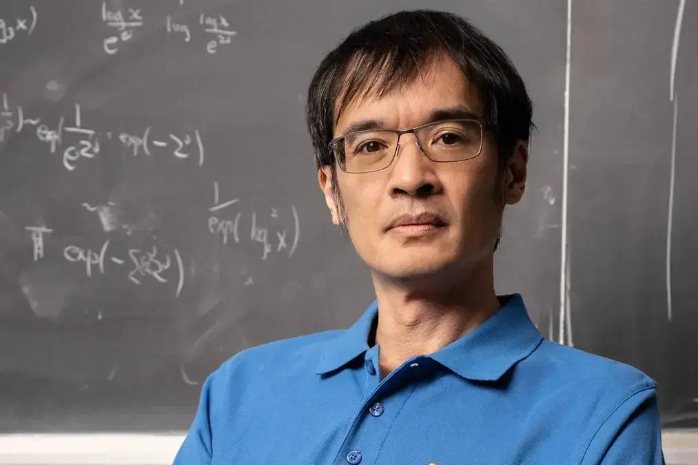 Corte nos recursos para ciência afeta trabalho de Terence Tao, renomado matemático