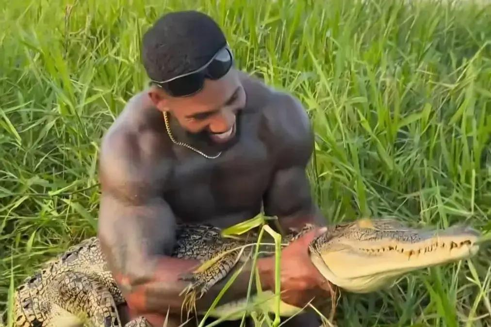 Austrália investiga influenciador que gravou vídeos enfrentando crocodilos selvagens