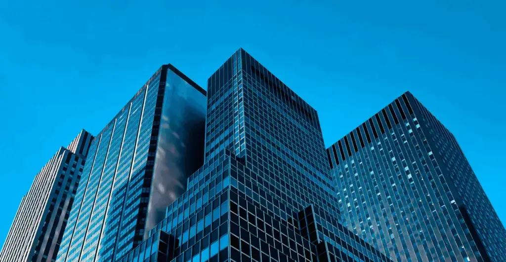 Adoção da inteligência artificial avança nas empresas brasileiras, revela estudo da EY