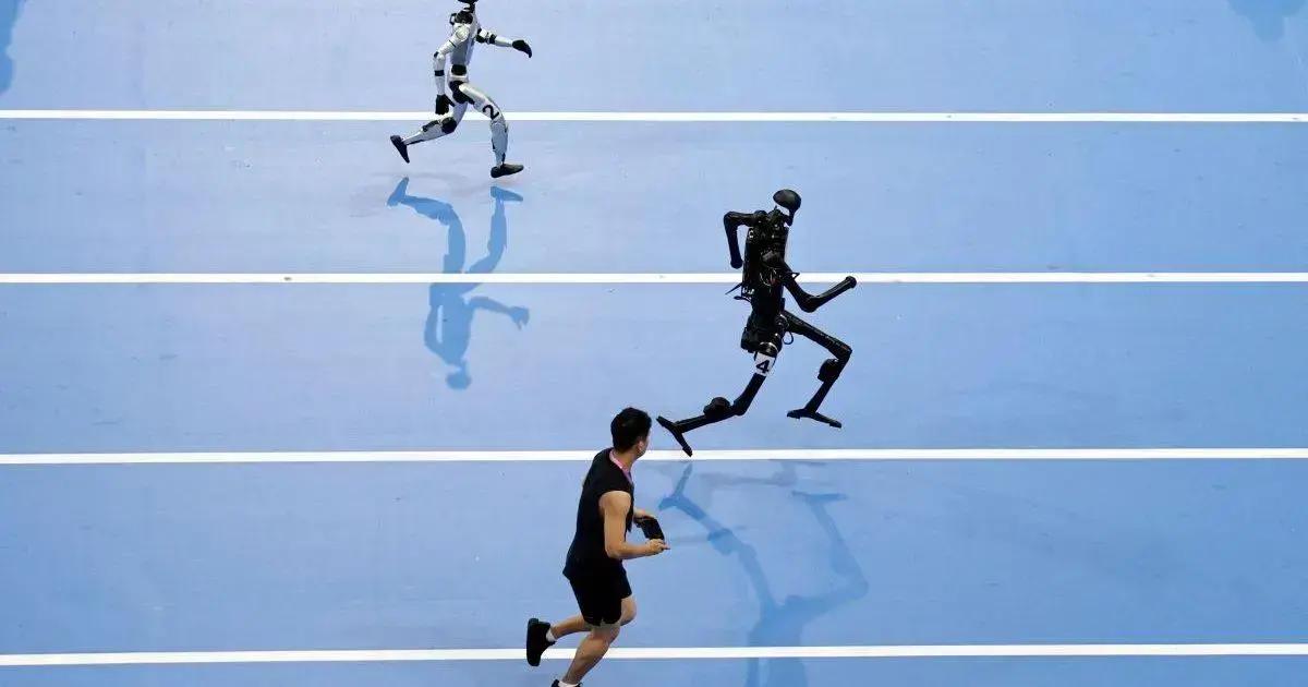 Na Olimpíada de Robôs na China, máquinas competem em esportes e enfrentam desafios reais