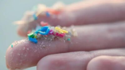 Microplásticos estão presentes no ar que respiramos em todo o mundo, revela estudo