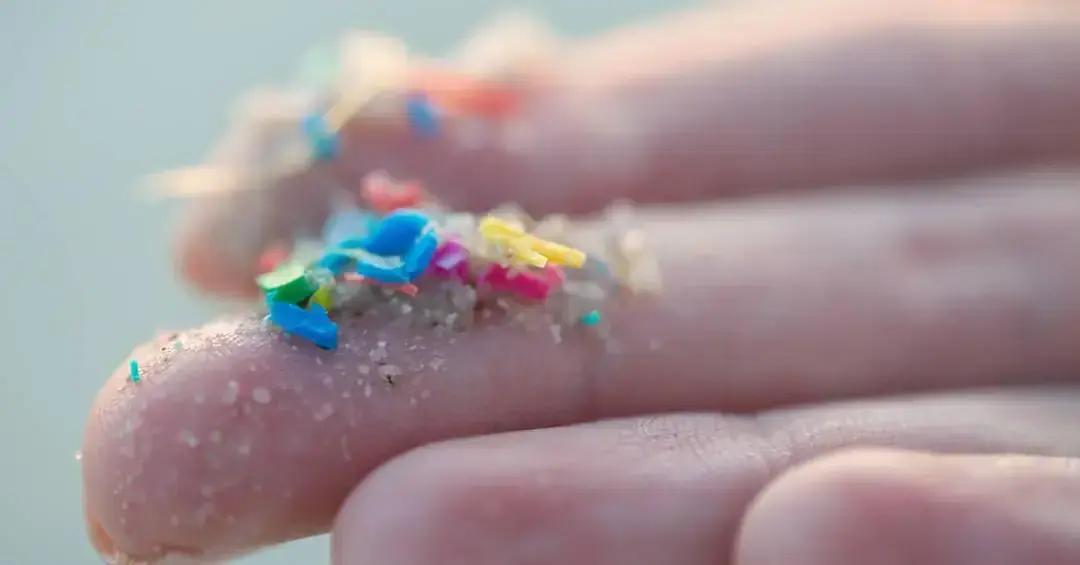Microplásticos estão presentes no ar que respiramos em todo o mundo, revela estudo