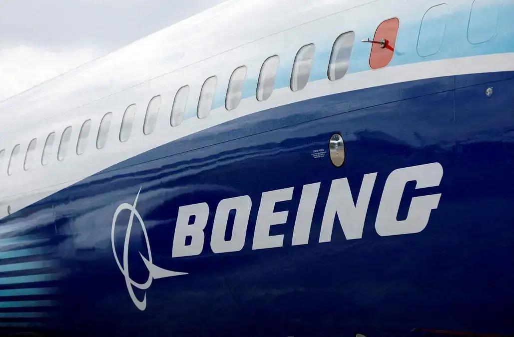 Boeing é multada em US$ 3,1 mi nos EUA por falhas em porta de aeronave