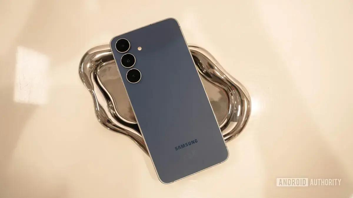Samsung Galaxy S25 FE oferece upgrade gratuito de armazenamento e gift card, mas promoção não é válida no Brasil