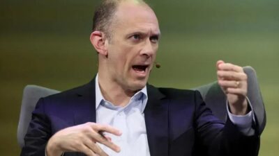 Presidente do Fed de Chicago demonstra cautela sobre cortes antecipados de juros nos EUA