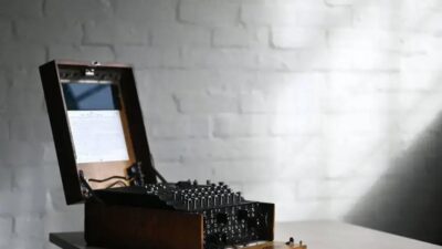 Máquina Enigma, decifrada com ajuda de Alan Turing, será leiloada em Paris