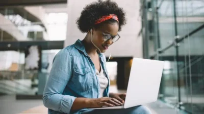 Empregos no setor de Comunicação crescem 2,15% e superam 417 mil contratações em 2025