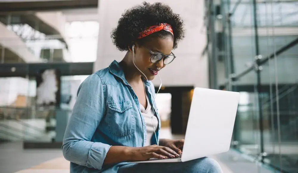 IA está transformando o mercado de trabalho no Brasil, impactando vagas iniciais