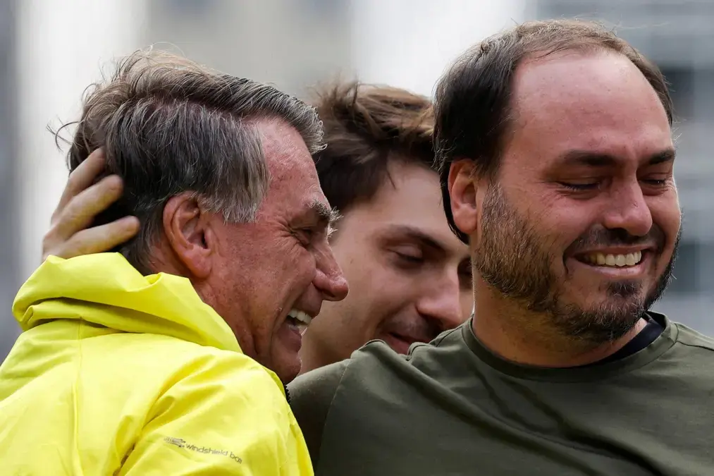 Família Bolsonaro mantém liderança digital após divisão política em Santa Catarina