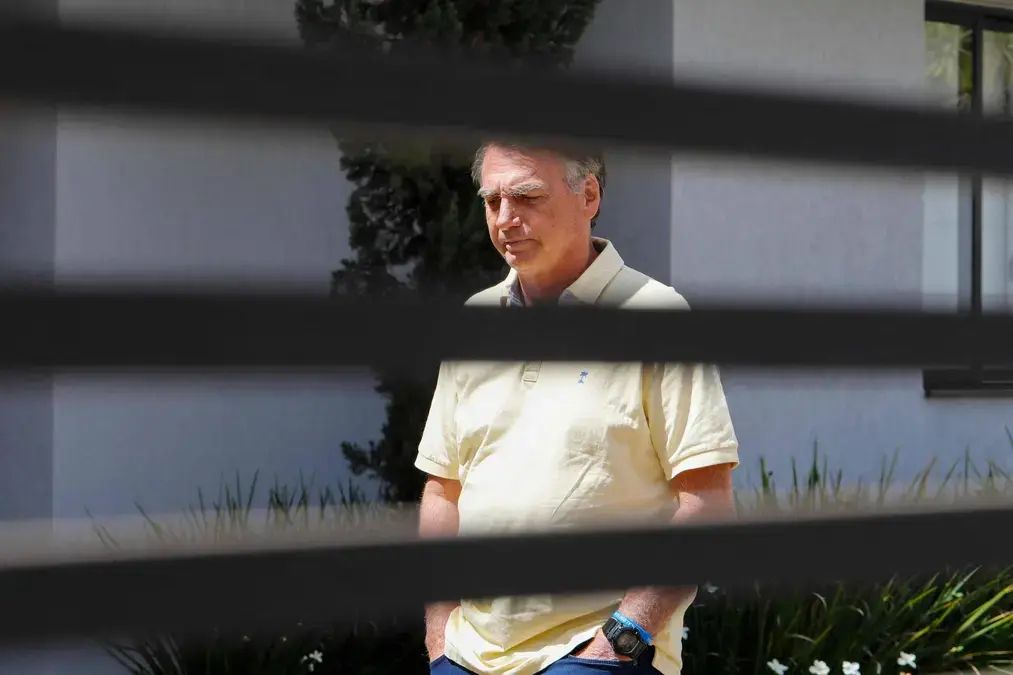 Apoiadores de Bolsonaro reapresentam narrativa de perseguição enquanto opositores ironizam nas redes