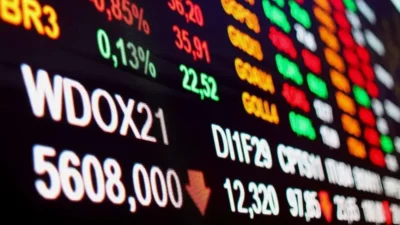 Ibovespa fecha em baixa pelo terceiro dia seguido com dólar em alta a R$ 5,33