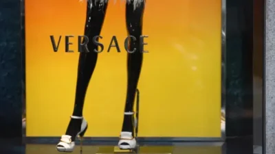 Prada conclui aquisição da Versace por €1,25 bilhão unindo gigantes da moda italiana